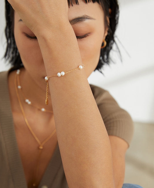 Bracelet délicat en perles d'eau douce et chaîne dorée - Maïté